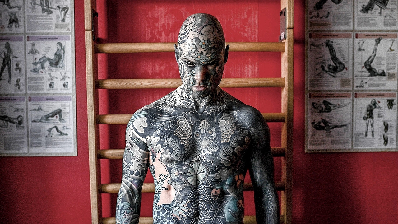 ครูฝรั่งเศสสักทั้งตัวเปิดใจ โดนห้ามสอนเด็กอนุบาล หวังให้ยอมรับ ‘ความต่าง’