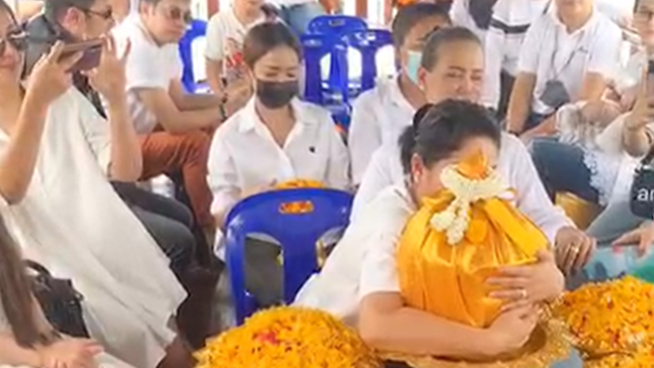 เมียโรเบิร์ต สายควัน ยังเศร้า กอดโถใส่อัฐิสามีแน่น ระหว่างพาไปลอยอังคาร