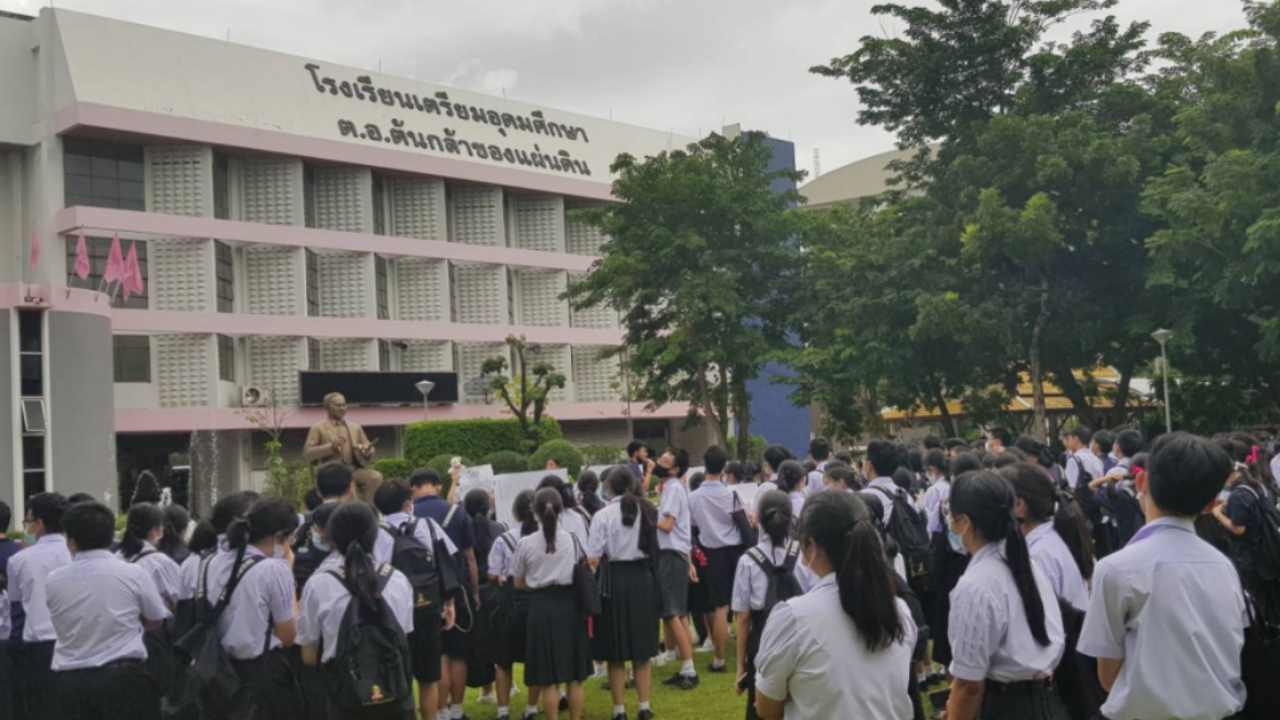 เตรียมอุดมระอุ ผอ.เหลืออายุราชการ 2 วัน เซ็นทิ้งทวน ย้าย 7 ครู
