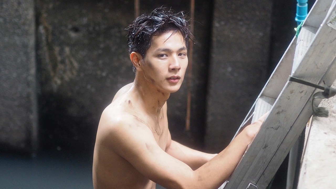 “ฟลุ๊ค พงศกร” ถอดเสื้อโชว์แผงอก โดดคลองงมเหรียญคืน “ญดา”