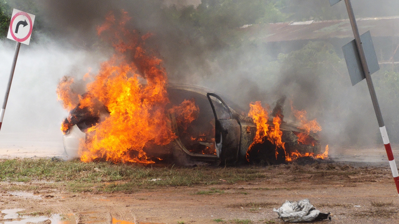 สาวรถติดหล่ม สตาร์ตเครื่องไฟลุกพึ่บท่วมวอดทั้งคัน คาลานจอด รพ.บ้านแพ้ว