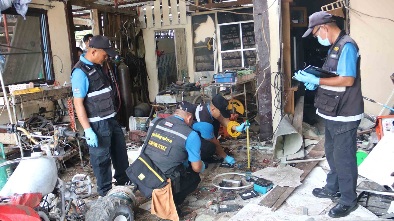 หนุ่มพิการทางปัญญา สูบบุหรี่ใกล้ถังแก๊สเก่า บ้านบึมกระจุยดับ 1 เจ็บ 2