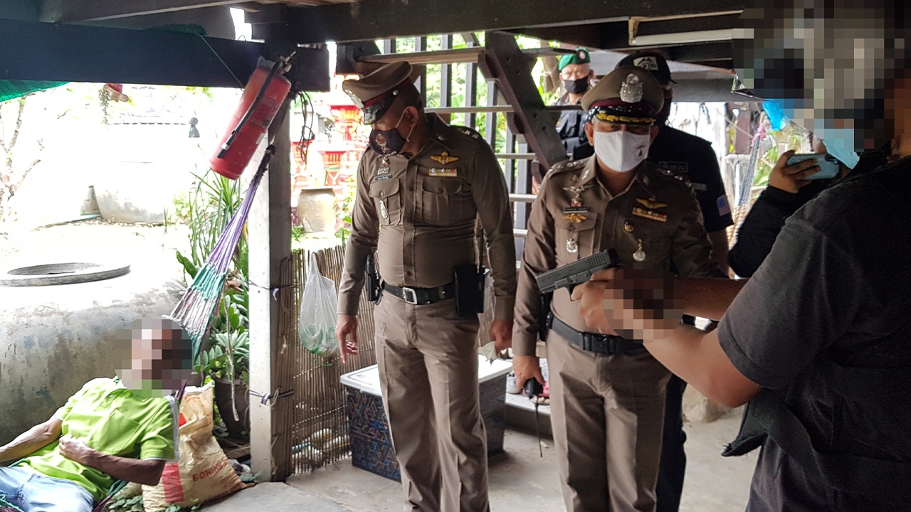 ตร.นครปฐม คุมหนุ่มดอนยายหอม ทำแผนฆ่าเพื่อนเจ้าของบ่อกุ้ง ปมผิดใจหึงหวง