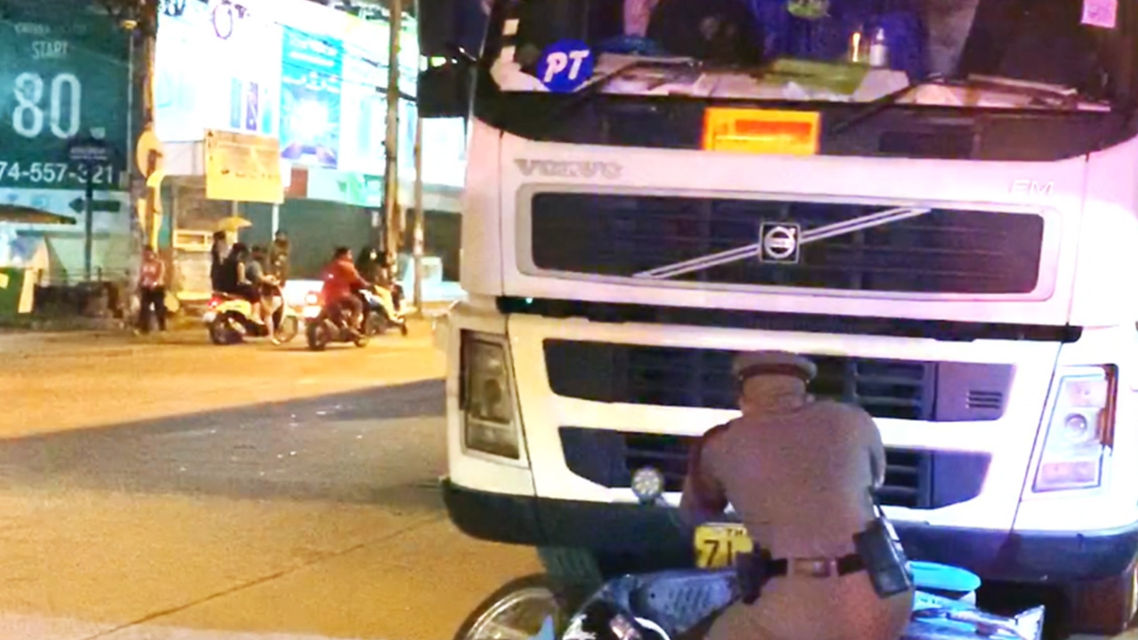 จยย.กลับรถ ตัดหน้ารถพ่วง ถูกเหยียบสยอง ลากไกล 10 ม. ดับคายูเทิร์น