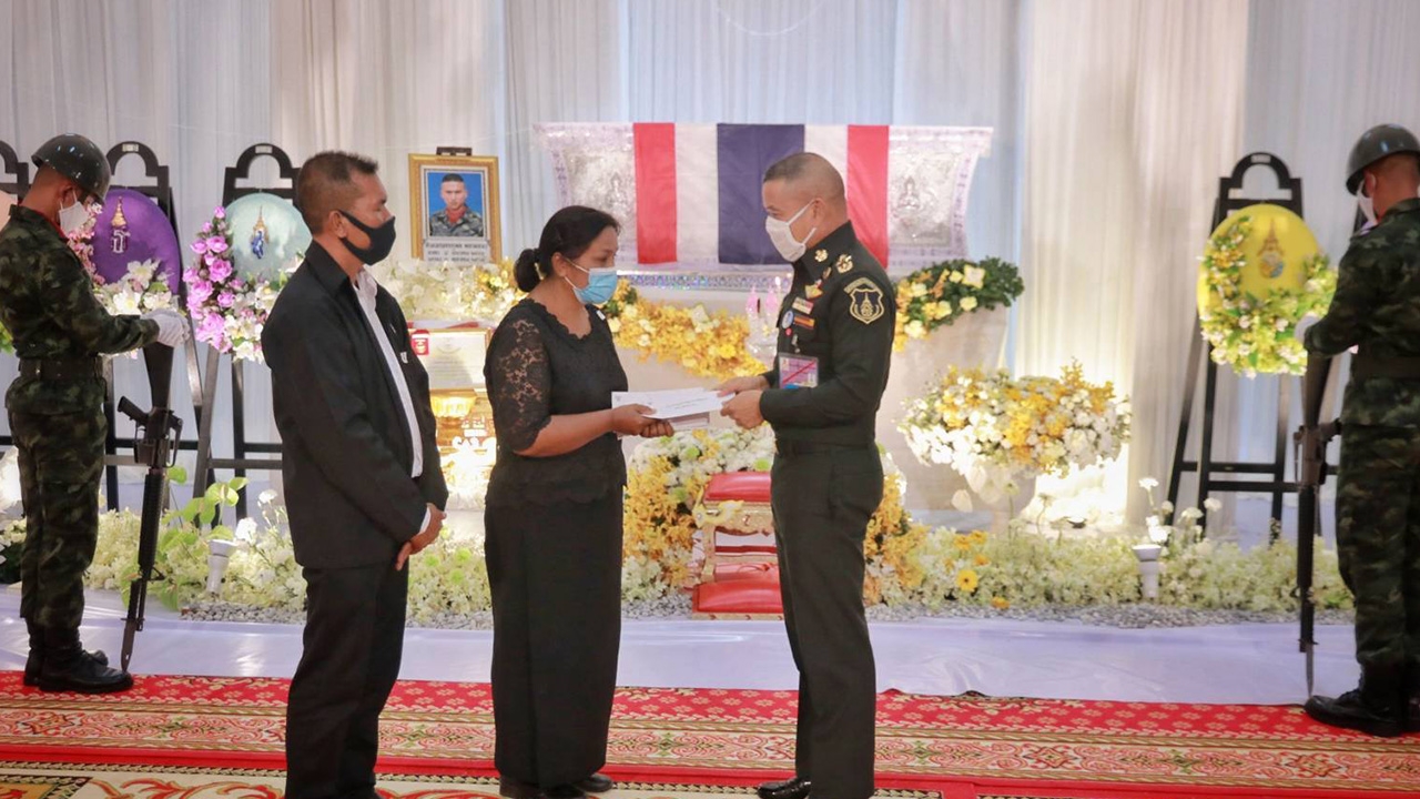 ผบ.ทบ. ร่วมงานศพ พร้อมปูนบำเหน็จ 7 ขั้น 'พลทหาร' ถูกลอบวางระเบิดใต้