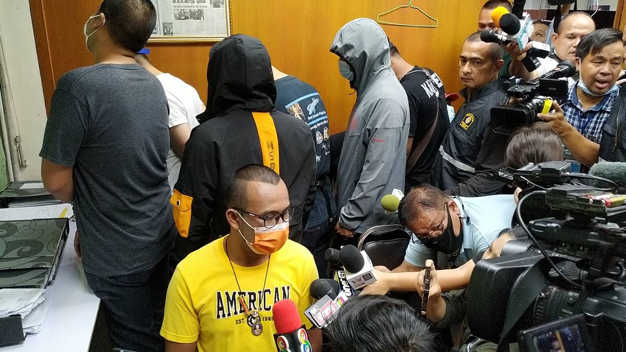 การ์ด ป.กุ้งเผา เข้าให้ปากคำ พบคนเจ็บเป็นตำรวจ 2 นาย อีกราย รปภ.