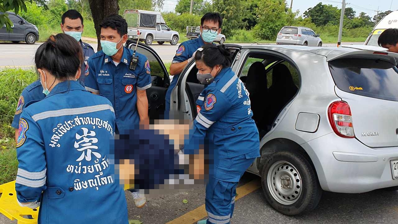 สลด พ่อส่งขวดน้ำให้ลูก มือปัด ทำเก๋งชนต้นไม้ พ่อแม่เสียชีวิตคารถ