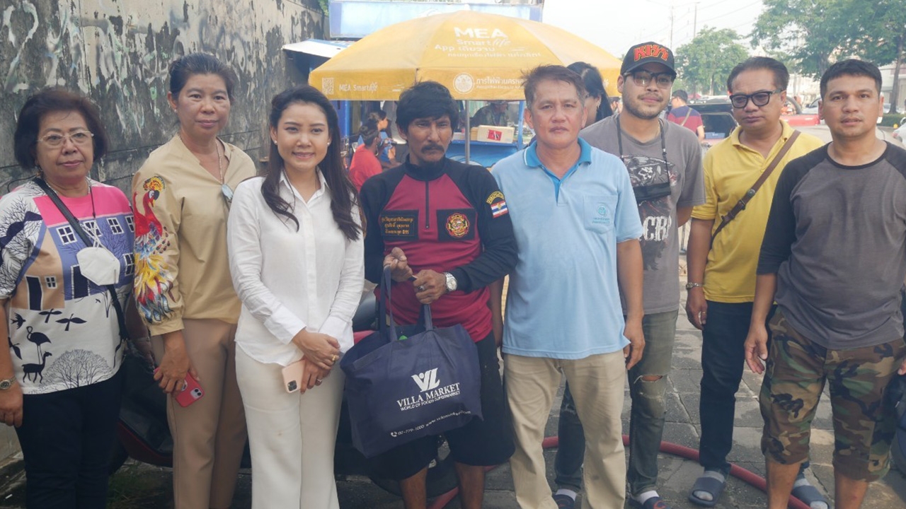 ส.ส.พปชร.จ่อ ลงพื้นที่ มอบน้ำดื่ม หลัง ปชช.เดือดร้อน ท่อประปาใหญ่แตก 