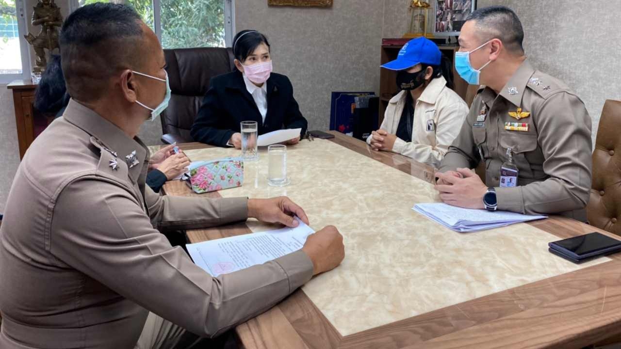 รวบแล้ว ยายผีพนันกู้เงินเล่นไพ่ ให้หลานสาวขายตัวใช้หนี้ 