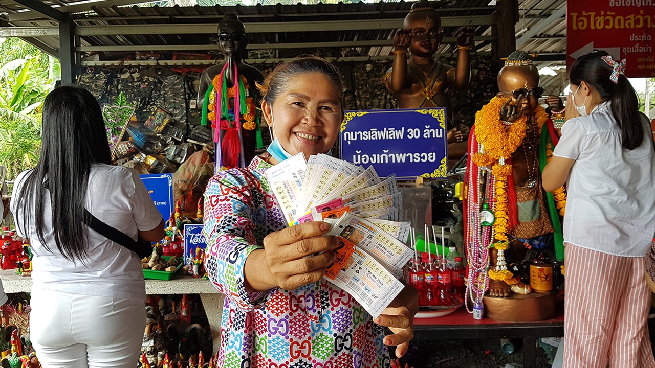 แม่ค้าดวงเฮง เคยถูกหวยรางวัลที่ 1 มาแก้บนอีกครั้งหลัง "เลขเด็ด" ให้โชค 63 ใบ