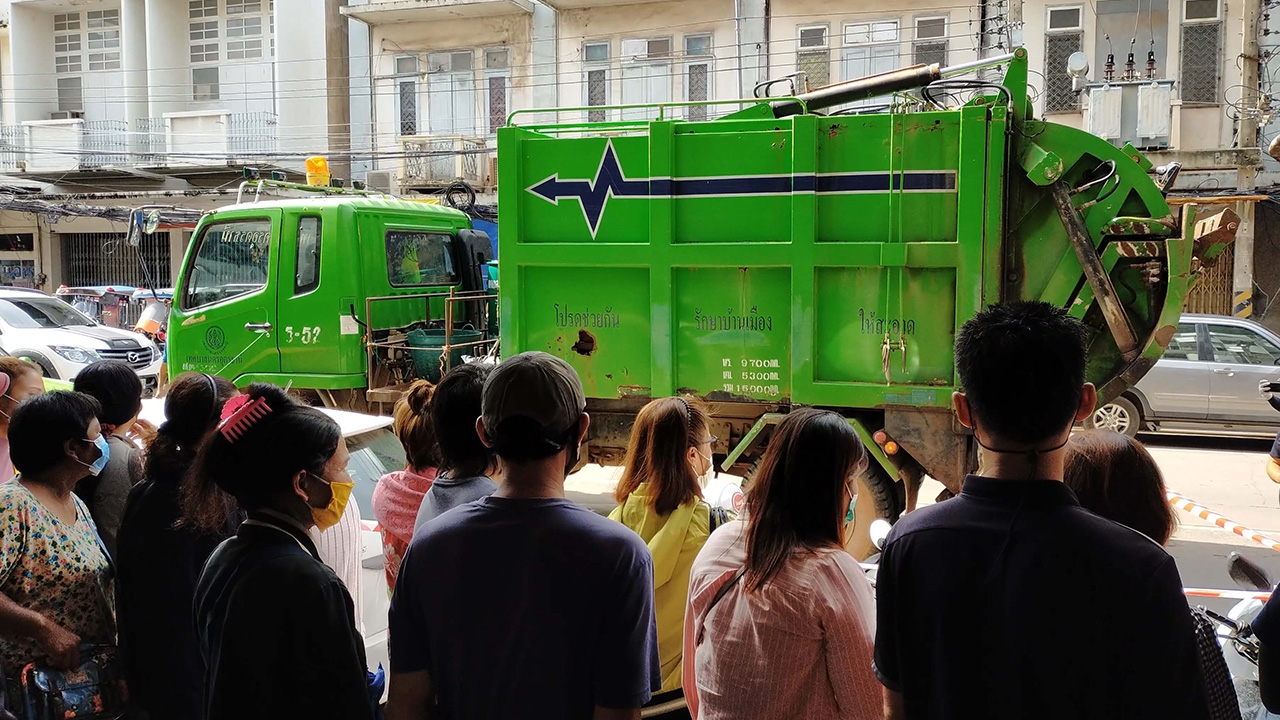 ยายอุดรฯชะตาขาด ขี่จยย.หักหลบสามล้อเกี่ยวรถขยะ ถูกล้อทับดับสนิท