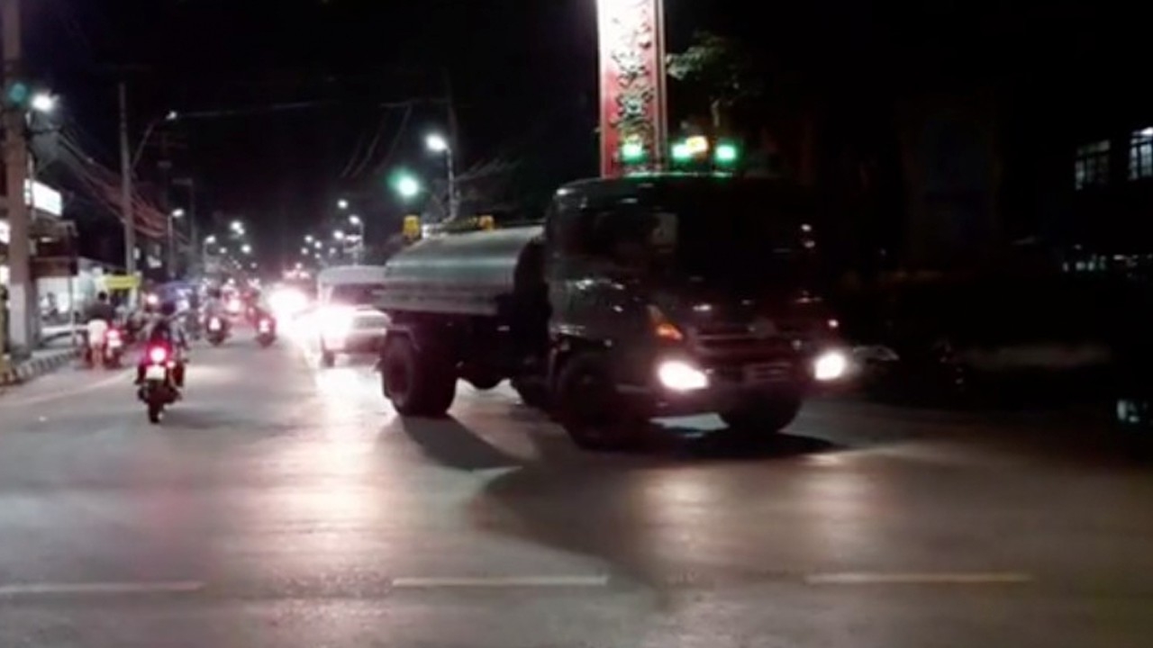 ระดมรถน้ำ 50 คันออกแจกชาวบ้าน พระสมุทรเจดีย์-พระประแดง หลังประปาไม่ไหล