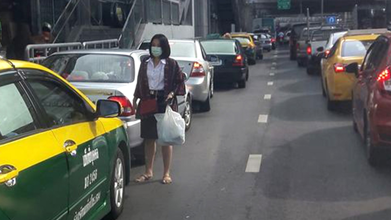 นาทีประทับใจ นักศึกษาสาว วิ่งโบกรถเปิดทางให้ รถพยาบาลส่งผู้ป่วย (คลิป)