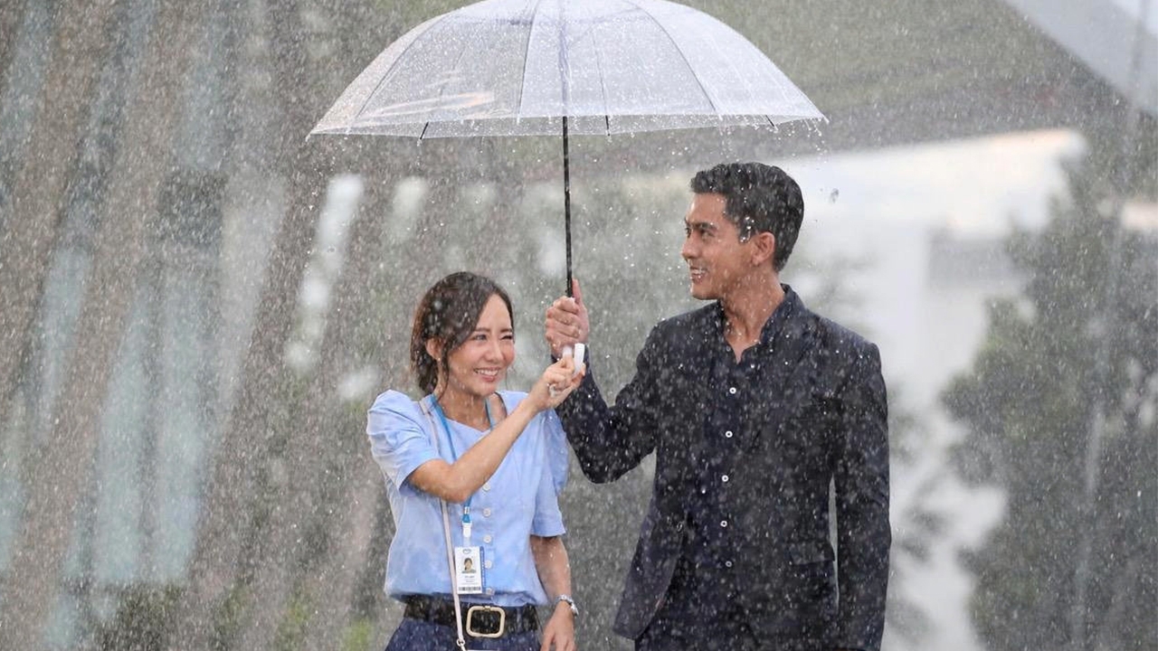 “เต้ยจริน” เขิน “เต้ยพง” รุกจีบ ฉากในฝันสาวๆ ผู้ชายกางร่มให้ใน “ความทรงจำสีจาง”