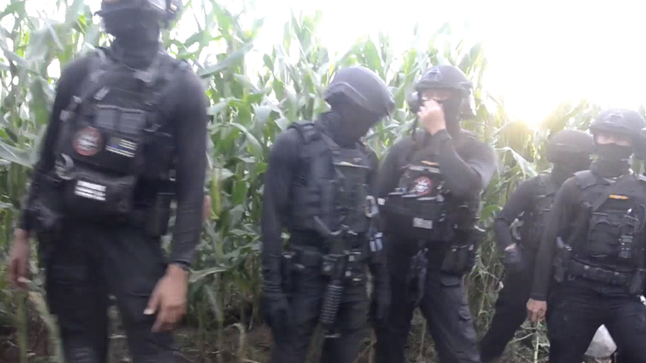 บุกรวบ "บังเสก" เอเย่นต์ยาบ้า ไหวตัวหนี-เหิมสู้ จนท.ถูกวิสามัญตายคาเขา