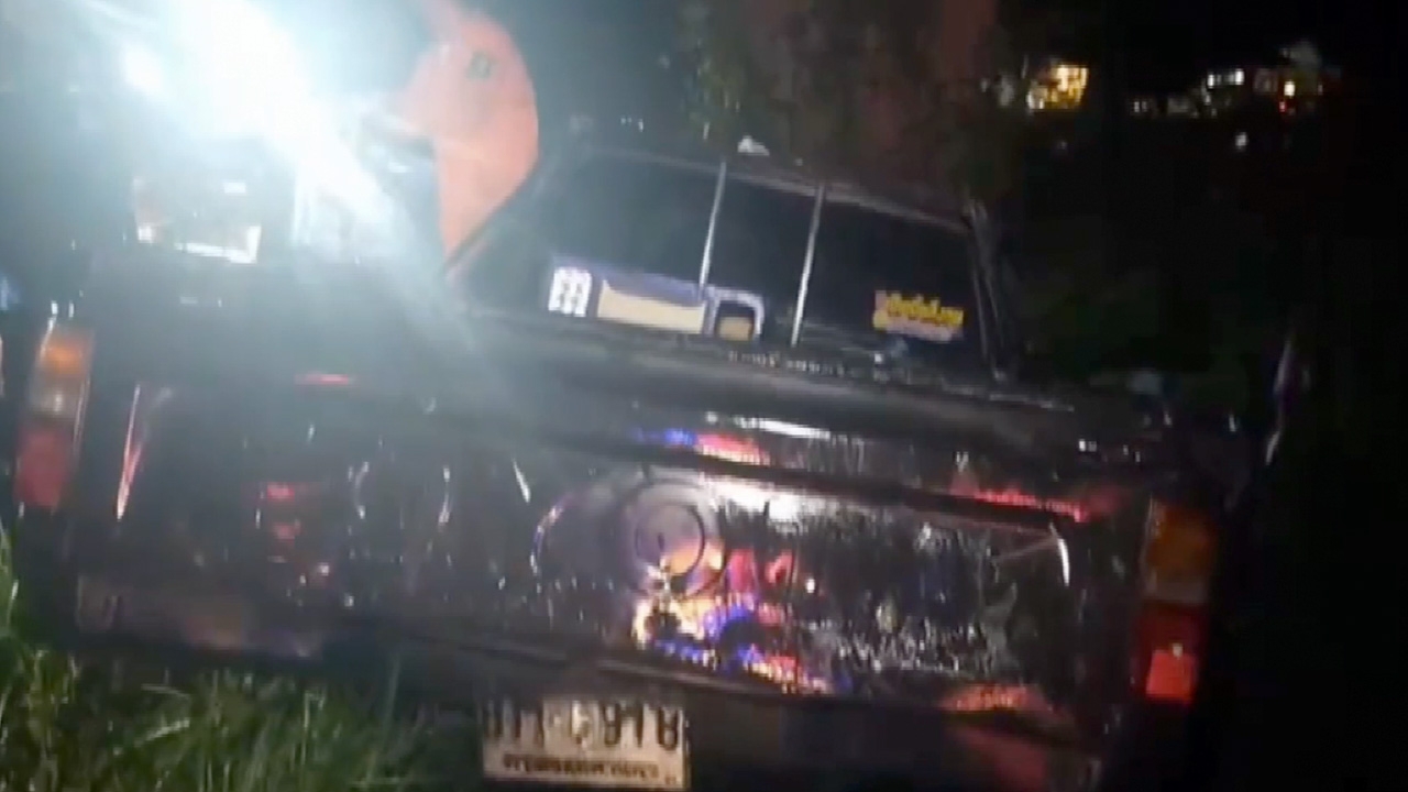 กระบะลื่นแหกโค้ง ตกร่องกลางถนน ไถลชนต้นไม้พังยับ ตายคาซาก 2