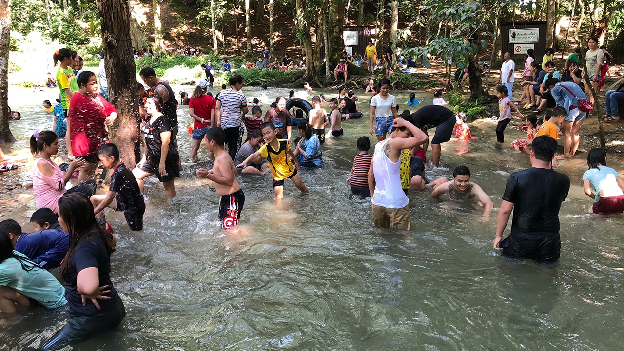 อากาศแปรปรวน นักท่องเที่ยวแห่เล่นน้ำสระมรกต ที่ขุนน้ำนางนอนคลายร้อน