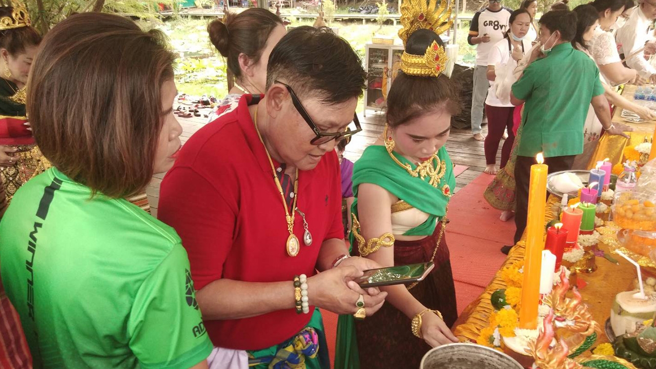 คอหวยแห่ส่อง "เลขเด็ด" ขันน้ำมนต์ ศาลเก่า "พ่อปู่ศรีสุทโธ" ไปลุ้นโชค