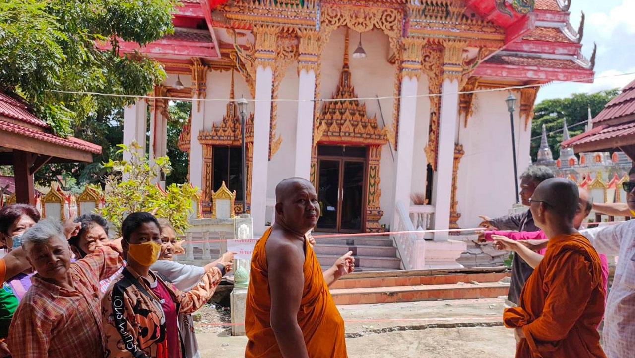 สุพรรณบุรีฝนตกหนัก ทำมณฑปวัดบางสาม ทรุดตัวเอียงข้าง คาดน้ำขังใต้พื้น