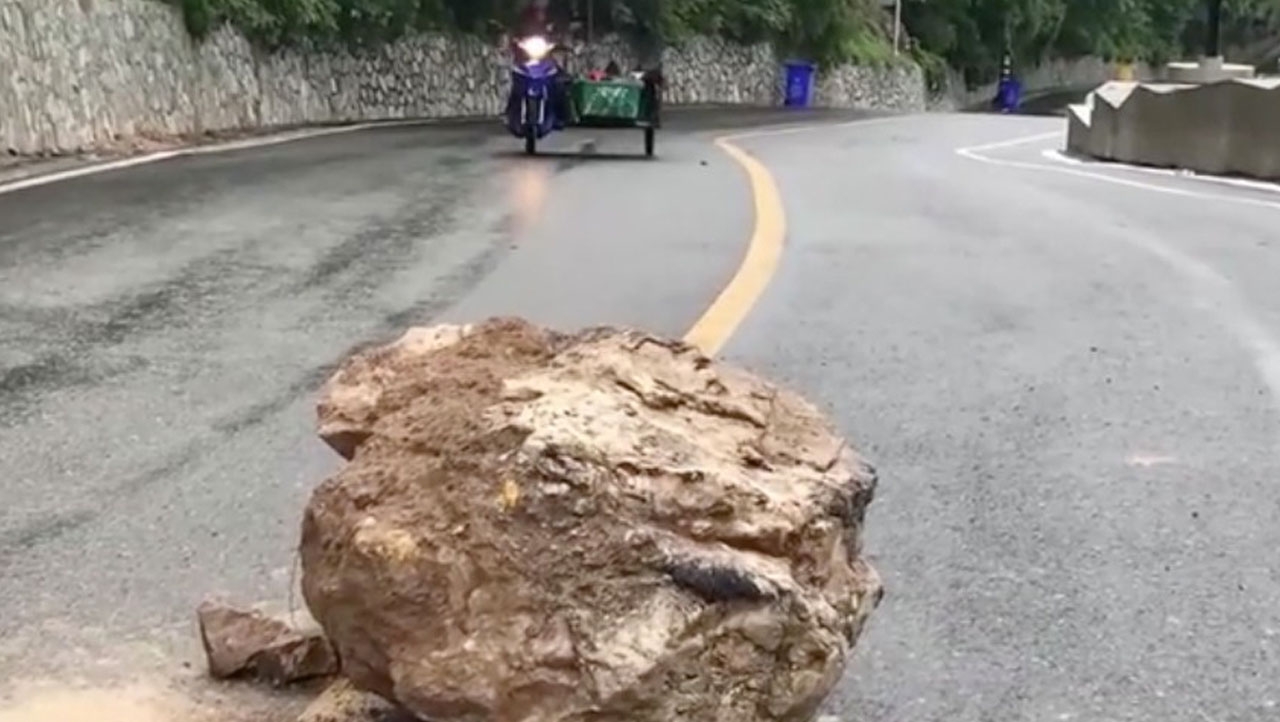 ชลบุรีฝนตกทำหินเขาสามมุขสไลด์ลงมาขวางถนน โชคดีไม่มีรถผ่าน ไร้ผู้บาดเจ็บ