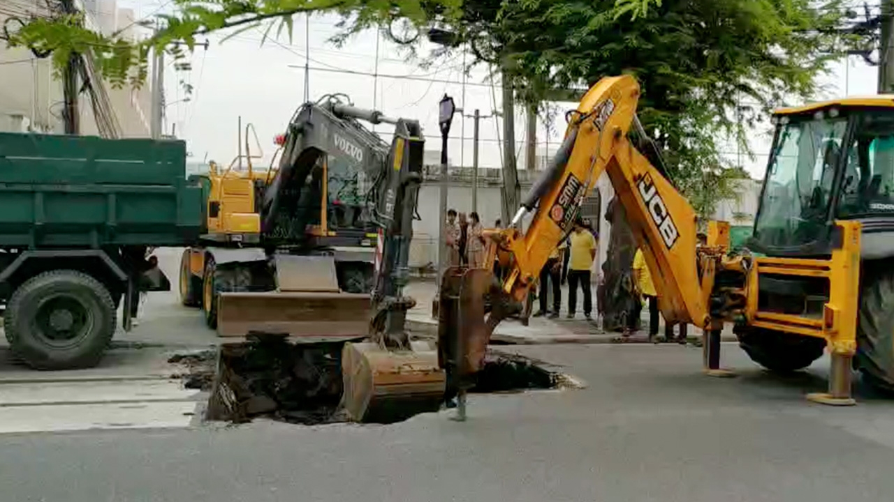 ถนนพระราม 5 ยุบตัวเป็นหลุมขนาดใหญ่ ลึกกว่า 2 เมตร กทม.เร่งซ่อมแซม