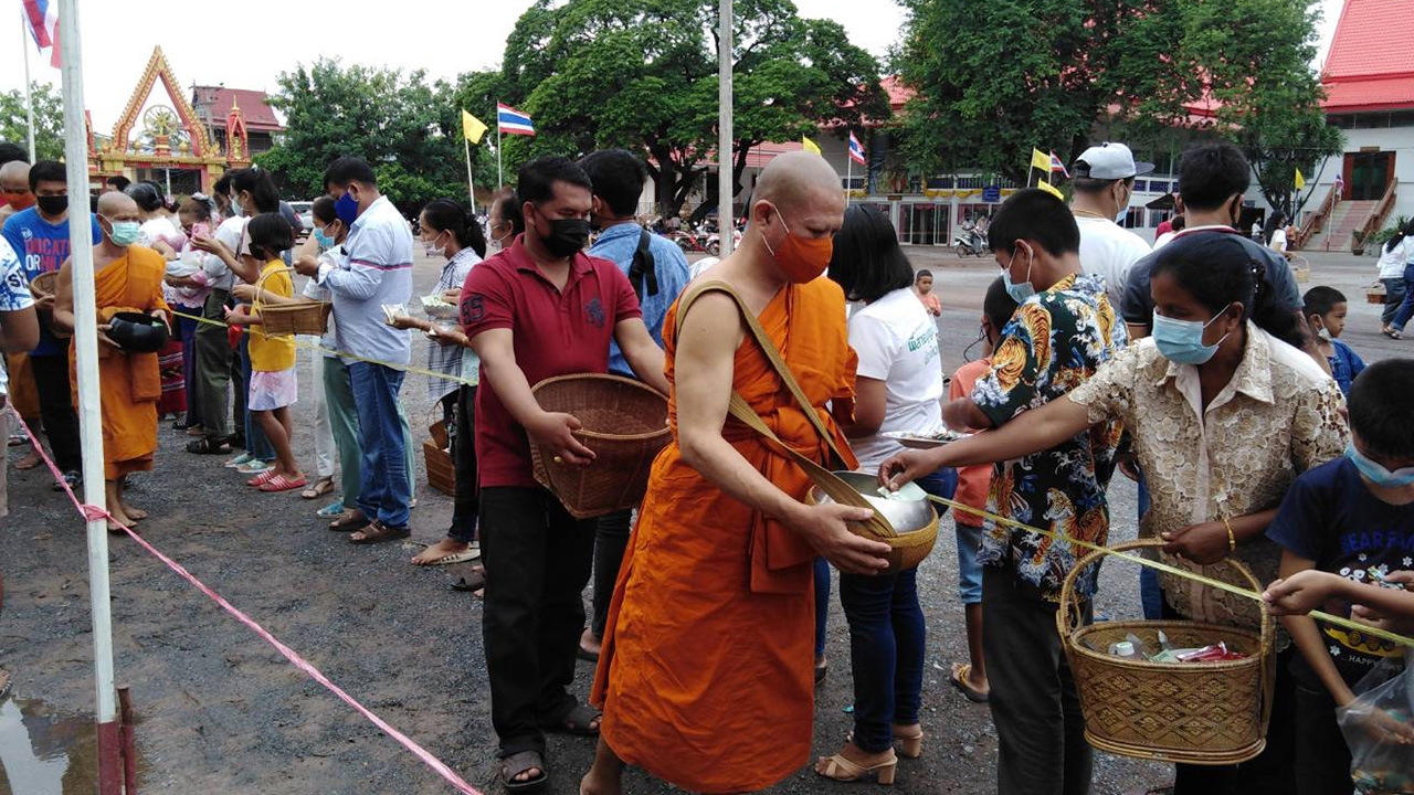 ชาวไทยเบิ้งบ้านโคกสลุง ร่วมกันตักบาตรลูกอม ประเพณีสำคัญในวันออกพรรษา
