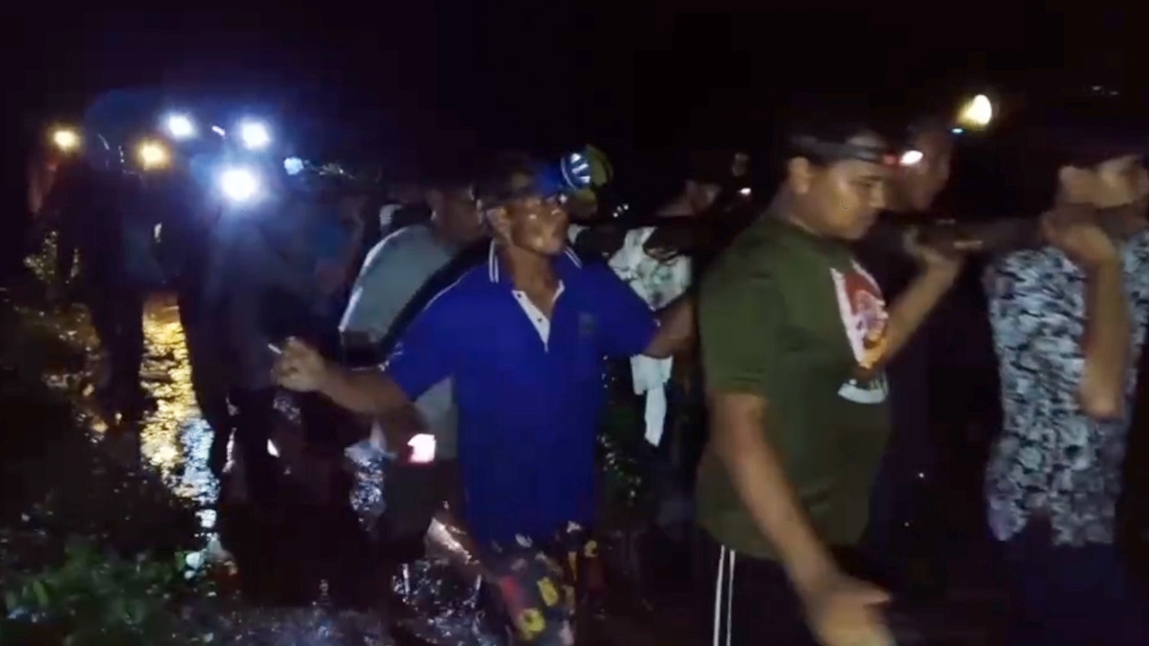 หนุ่มหาเห็ดวูบดับบนยอดเขาสูง จนท.กว่า 10 ชีวิต ช่วยกันกู้ศพทุลักทุเล