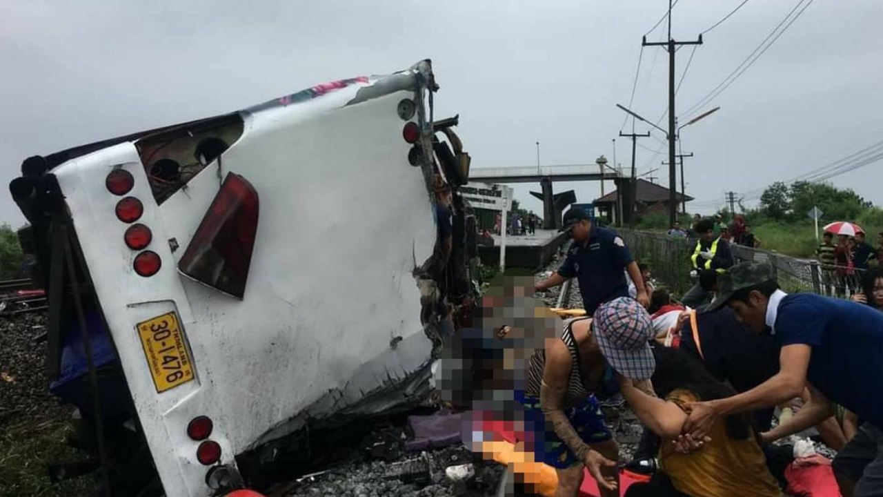 รถไฟชนบัสคณะกฐินเสียชีวิต 17 ศพ คนเจ็บเพียบ 29 ราย คนขับตายคารถ