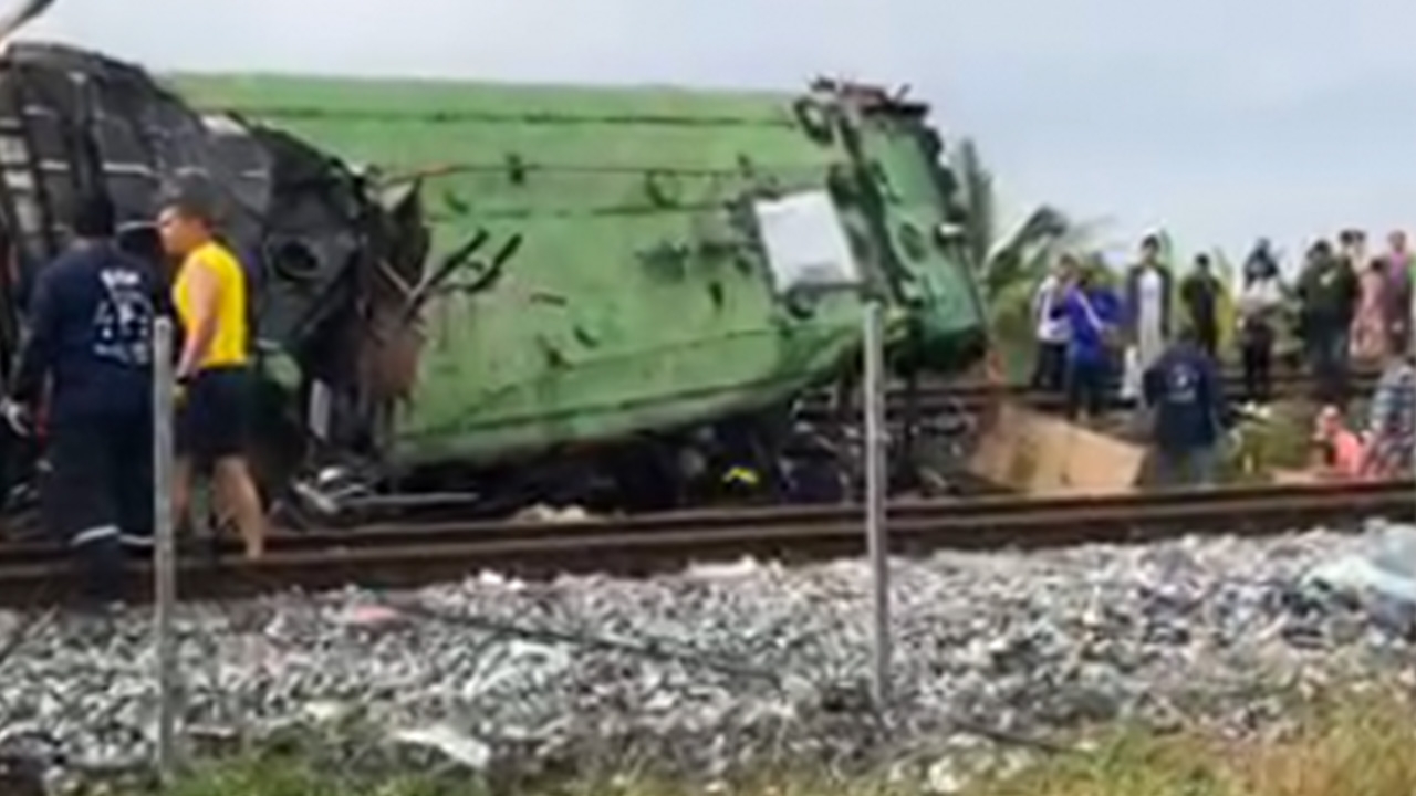 รถบัสคณะกฐินตัดหน้ารถไฟที่ฉะเชิงเทรายับคาราง ตายกว่าสิบศพ เจ็บร่วม 30