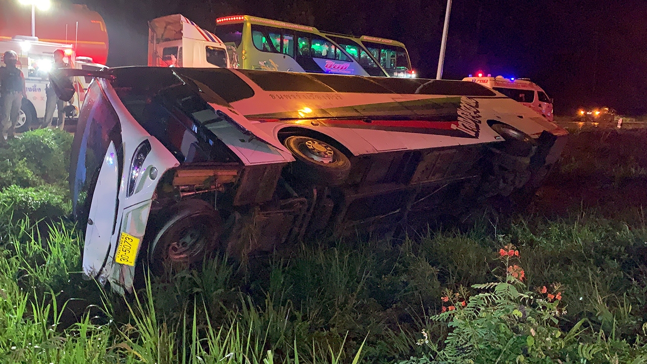 ทัวร์กฐิน ขน 56 ชีวิต ขับส่ายไปมา พุ่งข้างทางพลิกคว่ำ เจ็บระนาว