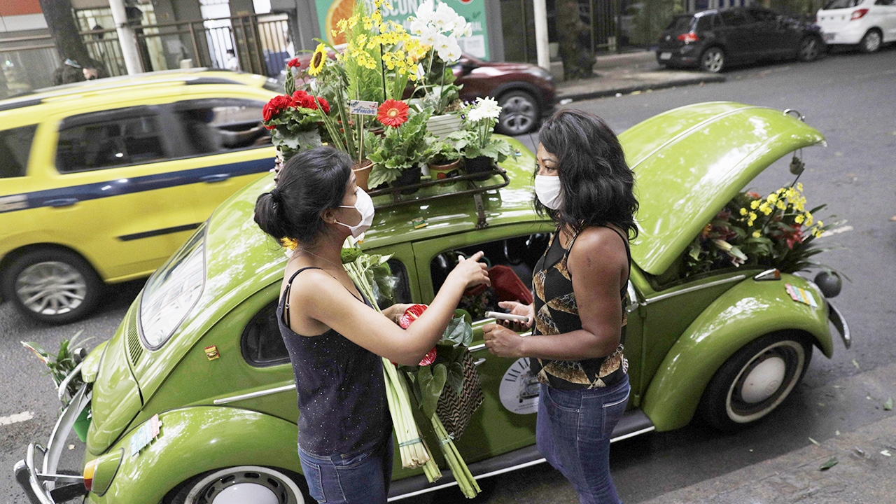อาชีพใหม่หลังโควิด สาวบราซิล เปิดรถเต่าขายดอกไม้ หารายได้