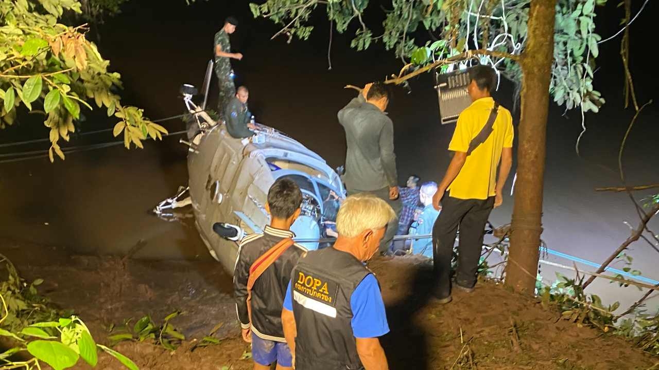 พบจุด ฮ.ทหารเรือลงฉุกเฉิน ติดตลิ่งลำน้ำน่าน นำ 2 นักบินส่งรพ.วิชัยยุทธ
