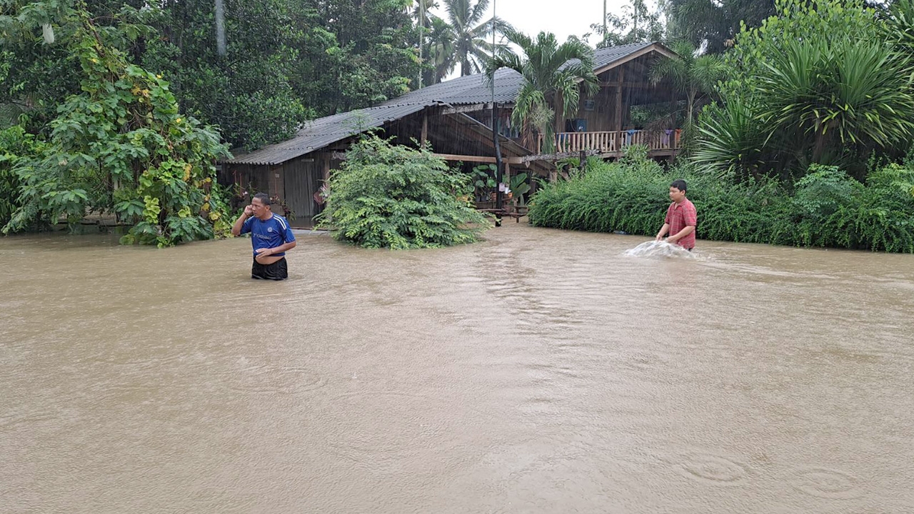 ฝนตกตลอดคืน "เพชรบุรี" อ่วมไม่แพ้กัน น้ำทะลักท่วมกว่า 400 หลังคาเรือน