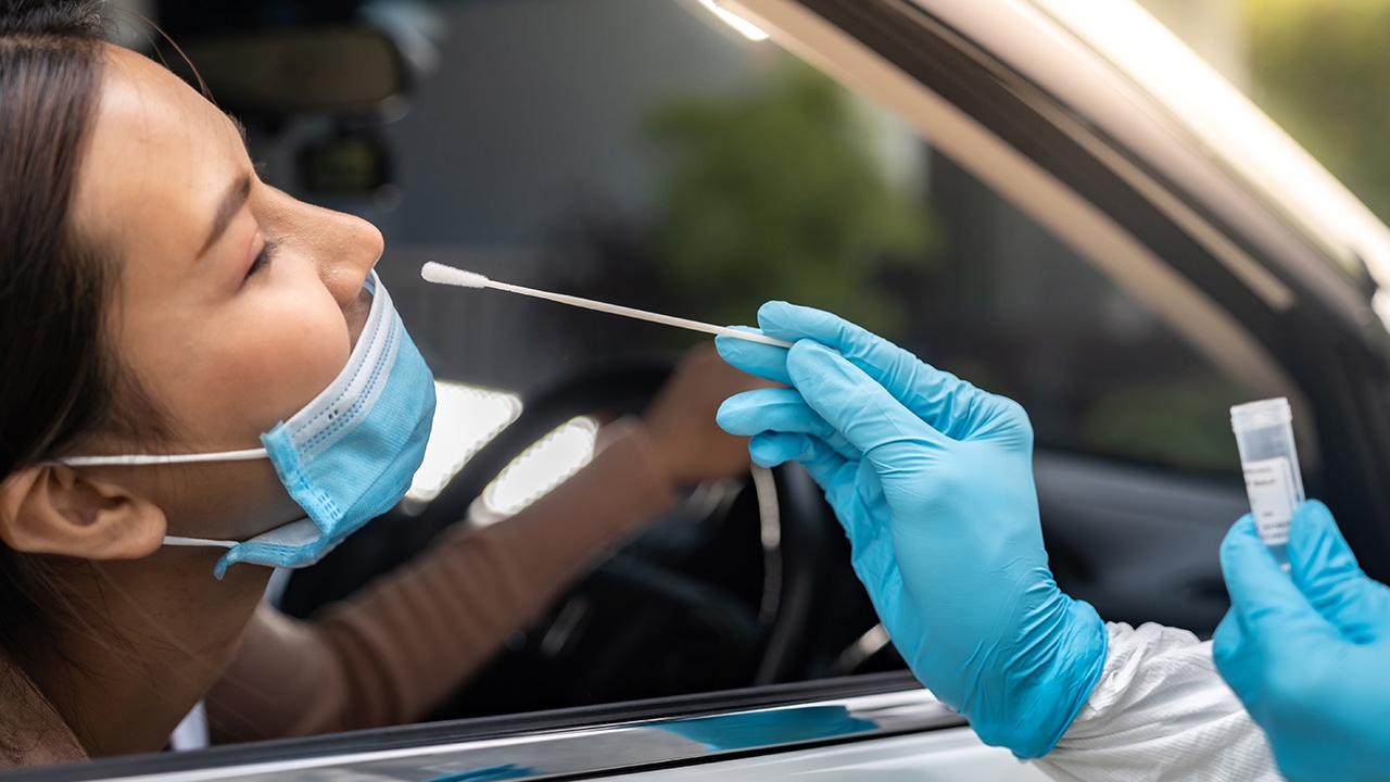 หมอมนูญ แนะวิธีเก็บตัวอย่างหลังโพรงจมูก ตรวจหาโควิด-19 ไม่ใช่เรื่องง่าย