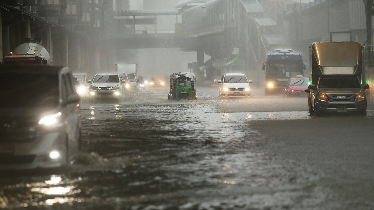 จับตาเย็นวันศุกร์ คนกรุงเจอฝนตกตลอดวัน แนะเช็กเส้นทางรถติดก่อนกลับบ้าน