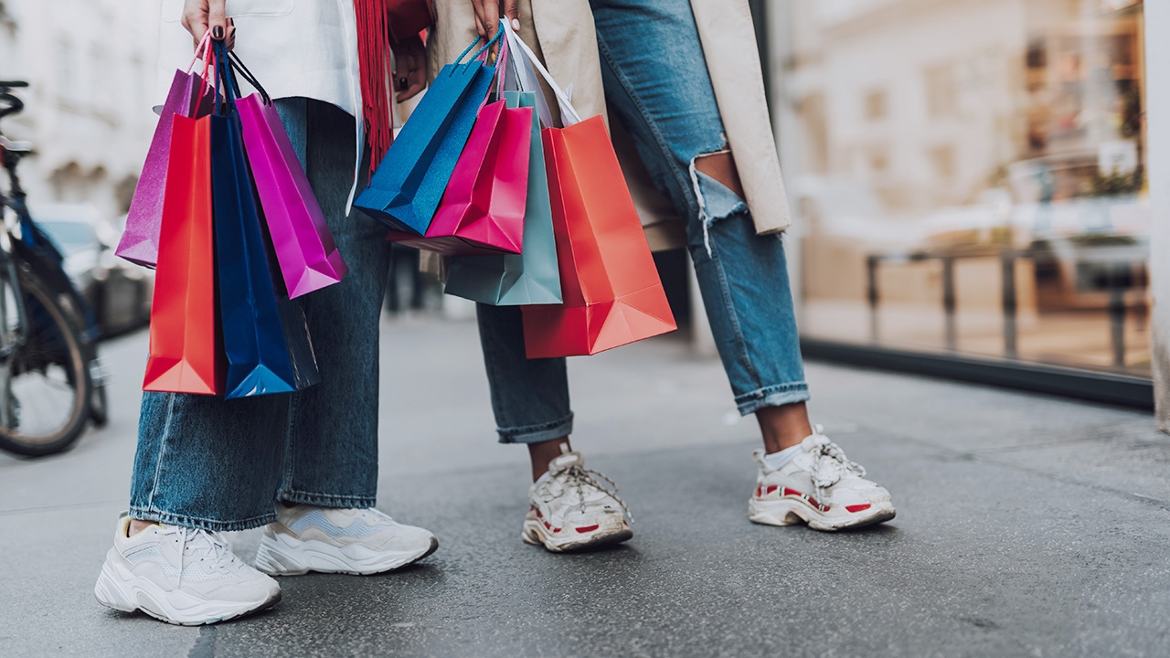 วัยรุ่นช็อปปิ้งห้างน้อยลง อเมริกาต่ำสุดรอบทศวรรษ ยิ่งใหญ่ ยิ่งเจ็บ (คลิป)