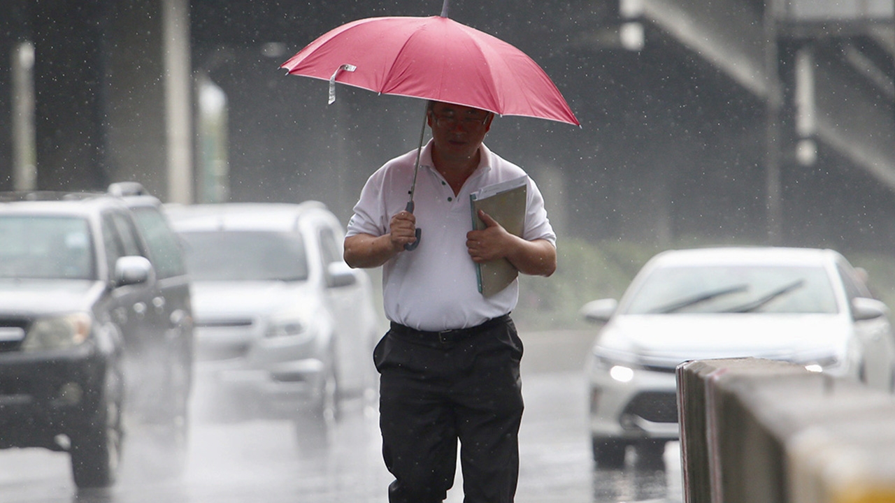 สภาพอากาศวันนี้ 41 จ.ระวังฝนถล่ม คนกรุงพกร่ม-ตกหนักบางพื้นที่ 