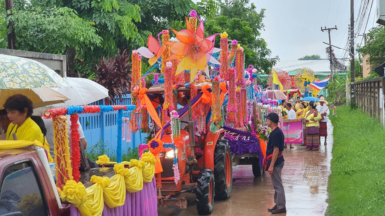 ชาวบ้านช่อระกาจัดขบวนแห่ต้นกระธูปยิ่งใหญ่ สืบประเพณีโบราณรับออกพรรษา