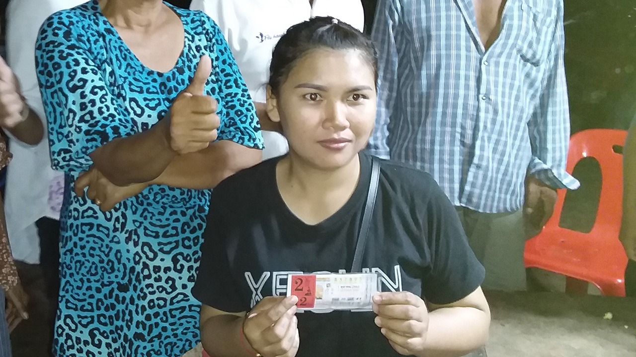 สาวอุดรฯแทบช็อก รับโชคก้อนใหญ่ ถูกหวยรวย 12 ล้าน เผยซื้อเลขคนตาย