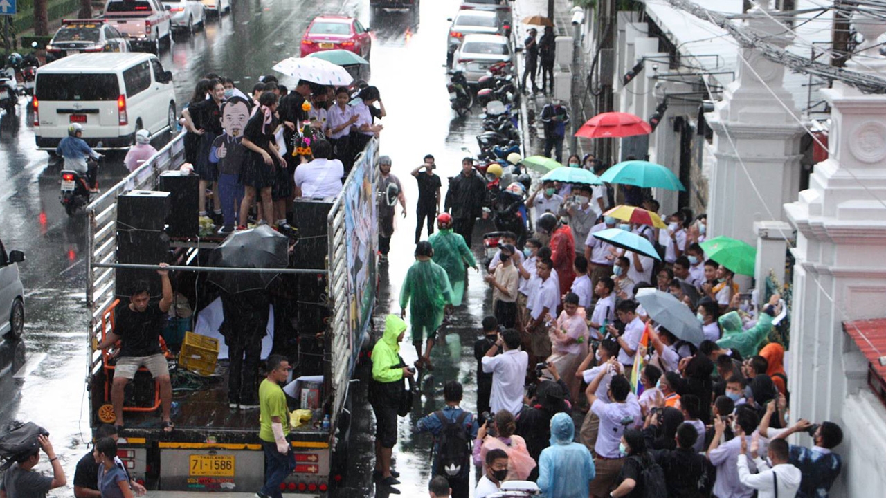 นักเรียนเลว ฝ่าฝน ทำกิจกรรมหน้า "เทพศิรินทร์" ขอไว้ผมยาว-ยุติทำโทษรุนแรง