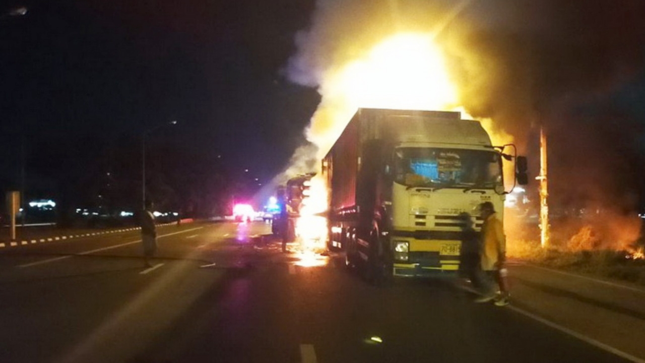 รถพ่วงเบรกไม่อยู่ชนท้ายรถขนน้ำไฟลุกท่วมที่อ่างทอง โชคดีโชเฟอร์หนีได้ทัน