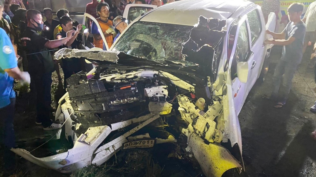 กระบะหนุ่มสิชล พาแฟนสาวและเพื่อนไปธุระ เสียหลักชนต้นไม้ตายรวม 3 ศพ