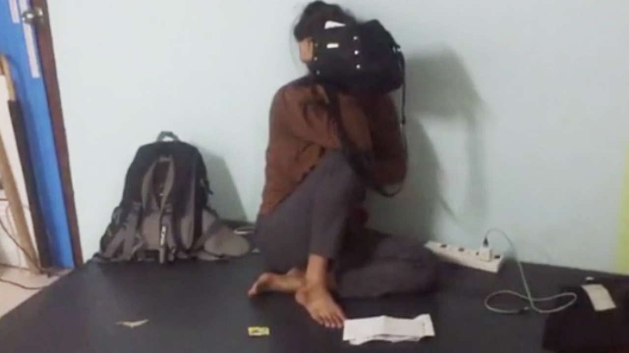 จับผู้ช่วยผู้ใหญ่บ้านสาว มากับแม่ นัดส่งยาบ้าเกือบ 1 หมื่นเม็ด