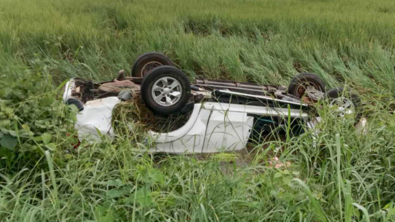 สลด แม่มือใหม่หัดขับ ไปส่งเพื่อนลูก ปิกอัพตกนาข้าว เด็กตาย 3 บาดเจ็บ 4  