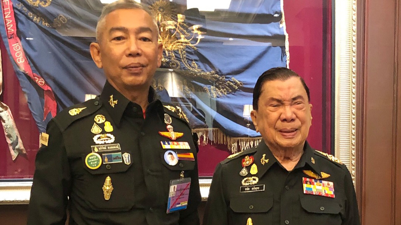 "บิ๊กจิ๋ว" บุก ทบ. พบ "บิ๊กแดง" ปิดห้องคุย ย้ำภารกิจป้องสถาบัน