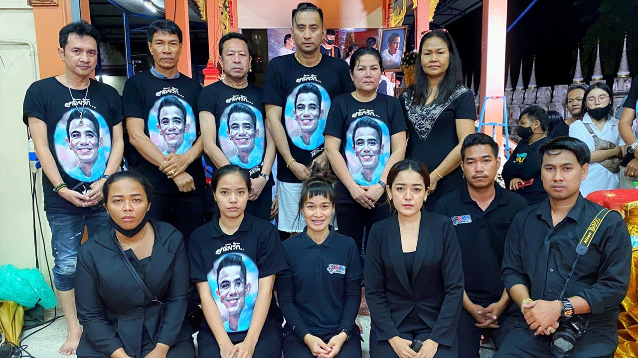 บอล เชิญยิ้ม โพสต์ภาพหมู่งานศพ คนสังเกตเห็นมือคล้าย โรเบิร์ต สายควัน