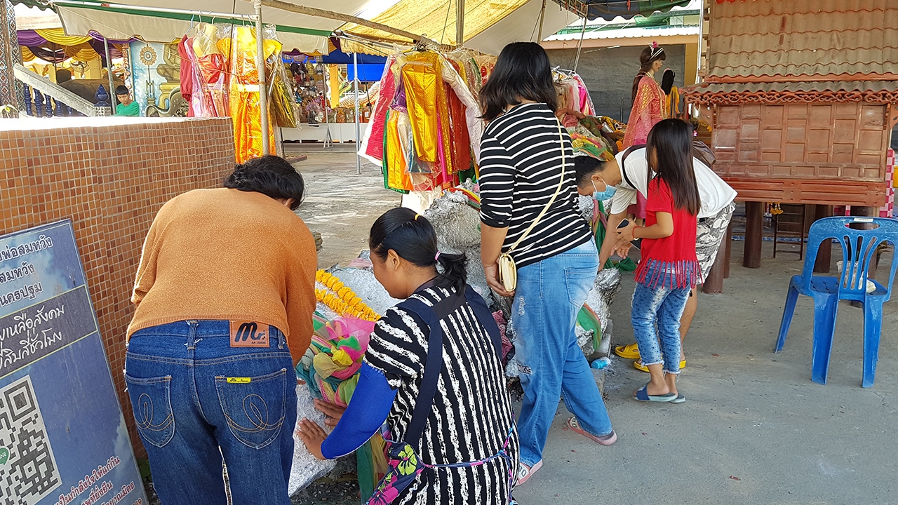 คอหวยแห่ขอโชค "แม่ตะเคียน" วัดดังนครปฐม ไม่ผิดหวังได้ "เลขเด็ด" ลุ้นรวย