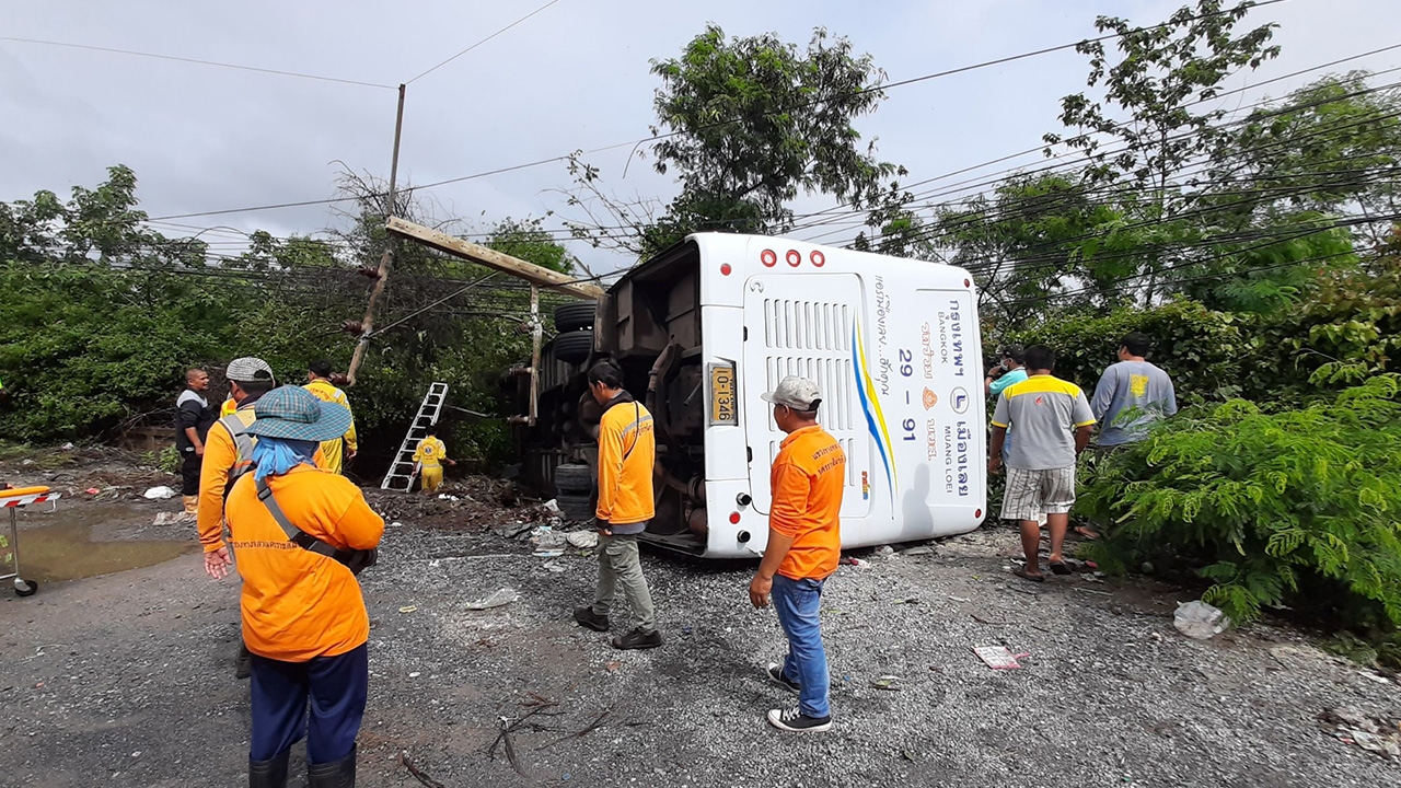 ฝนตกถนนลื่น รถทัวร์เสียหลักหมุนพลิกคว่ำ ชนเสาไฟริมถนนที่ปากช่องเจ็บ 9