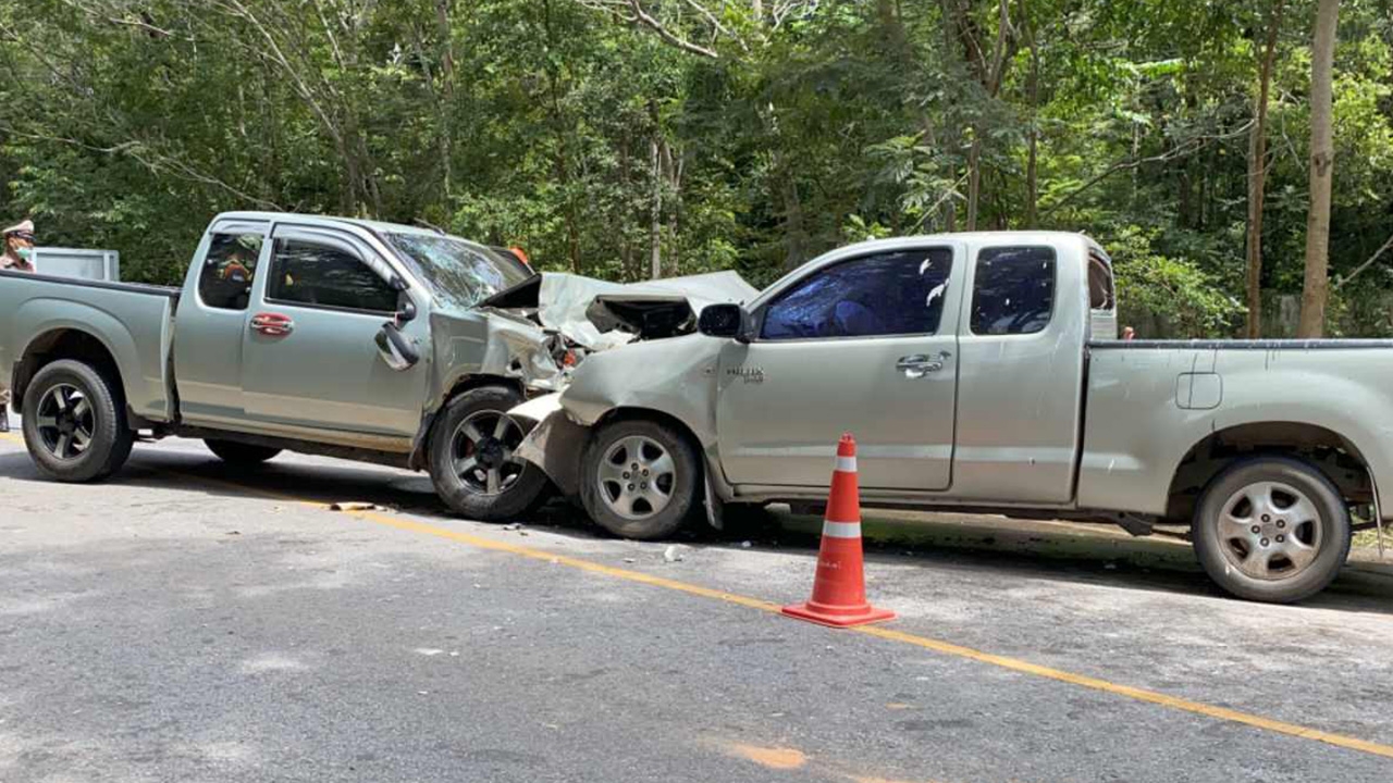 ลุง 69 ขับโตโยต้า วีโก้ บวกกระบะอีซูซุ ชนประสานงา ตายทั้งคู่ 