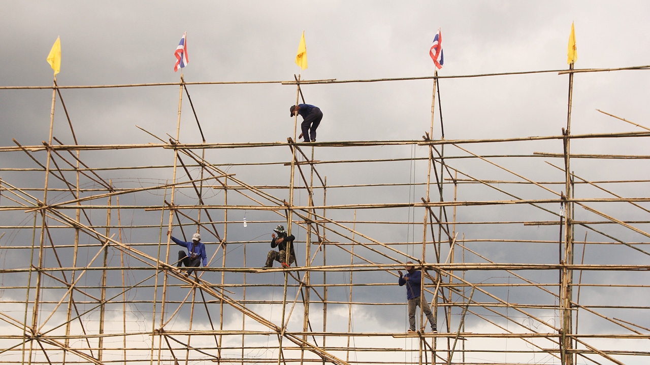 ชาวบ้าน 12 อำเภอ ระดมแรงงานเร่งสร้าง "ไหลเรือไฟ" โชว์คืนวันออกพรรษา